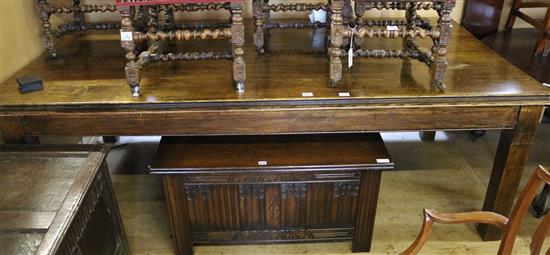 Plain oak rectangular topped dining table, on square legs(-)